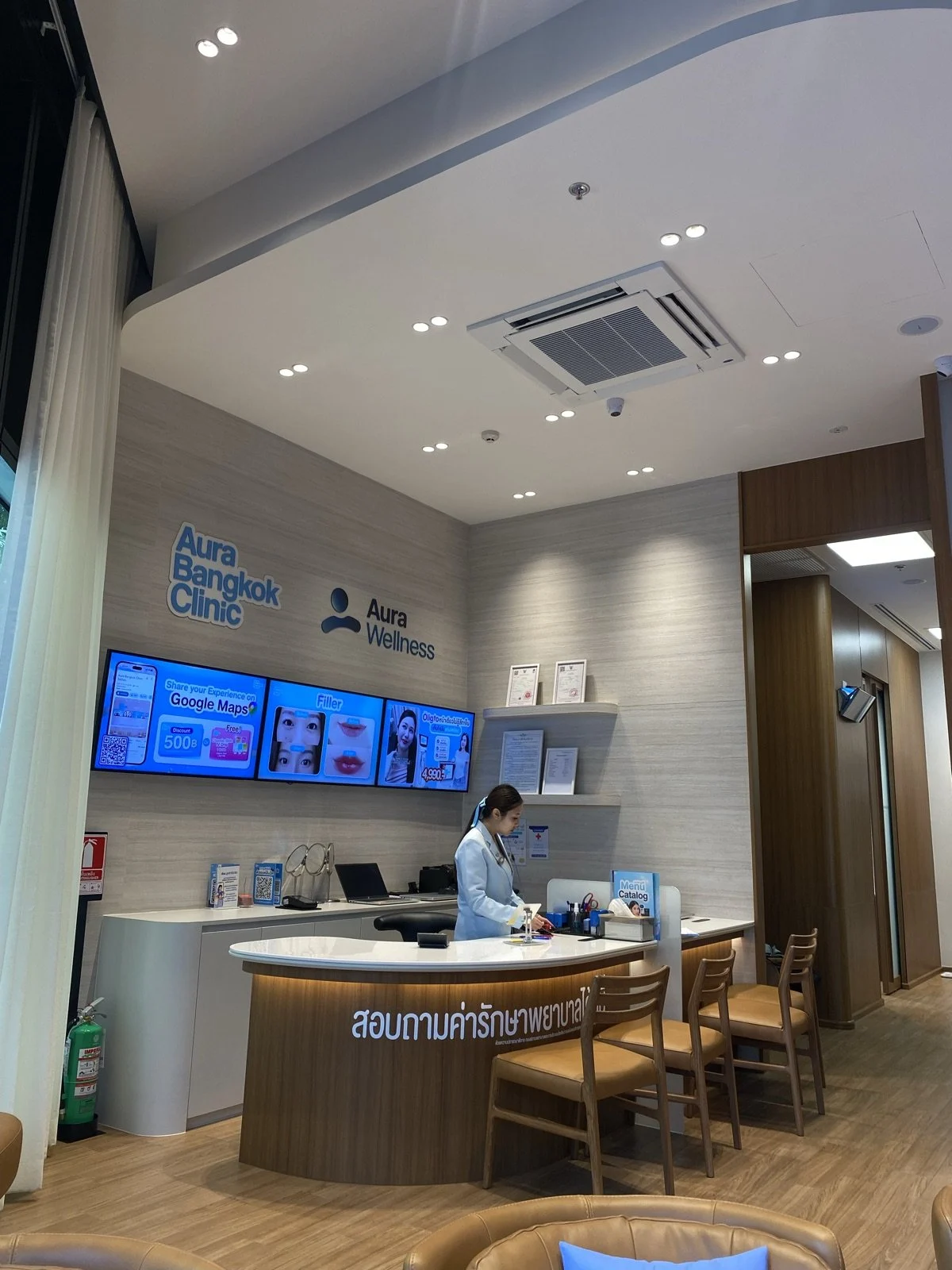 Front desk staff at Aura Bangkok Clinic Sathorn