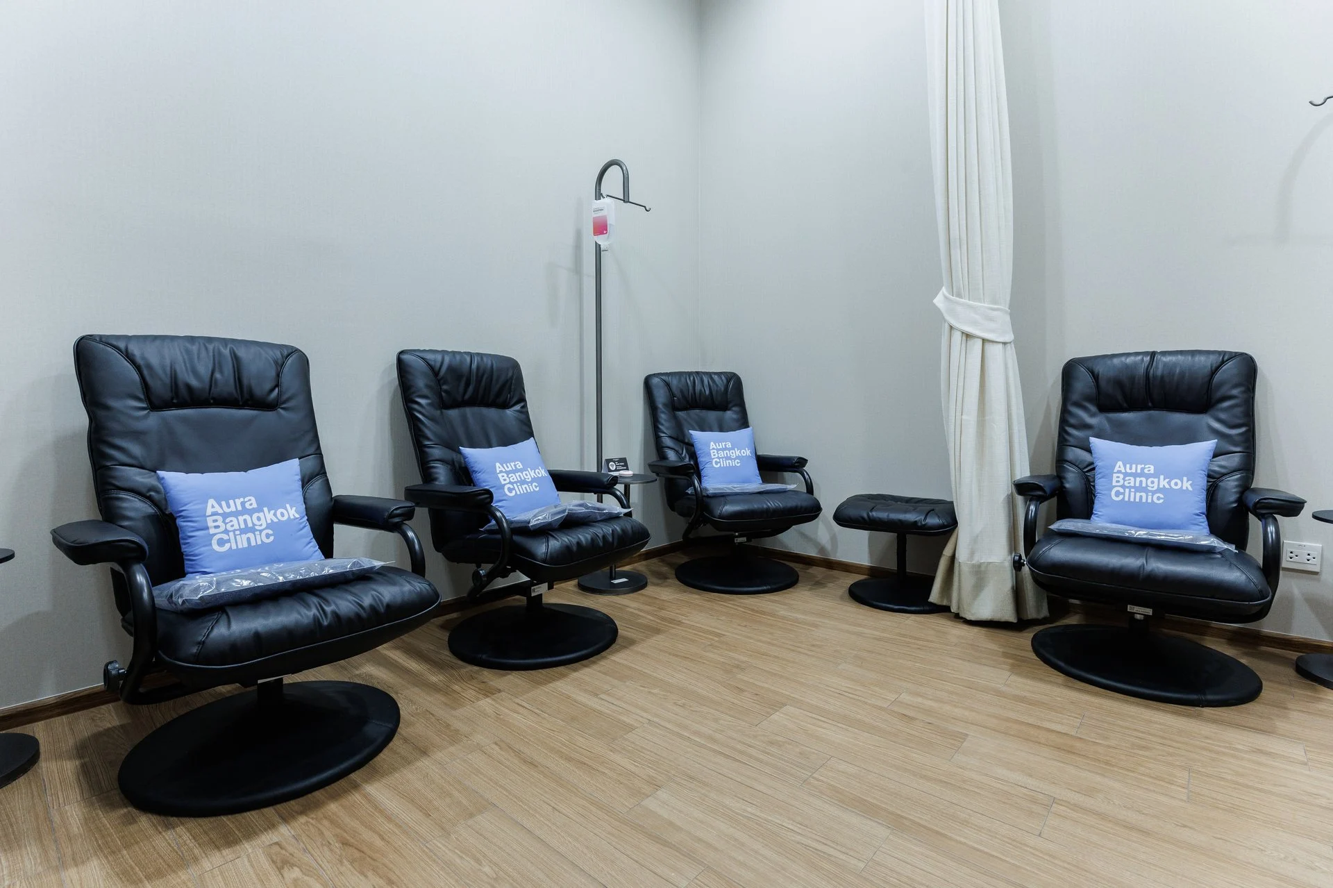 Recovery lounge recliners at Aura Bangkok Clinic Sathorn