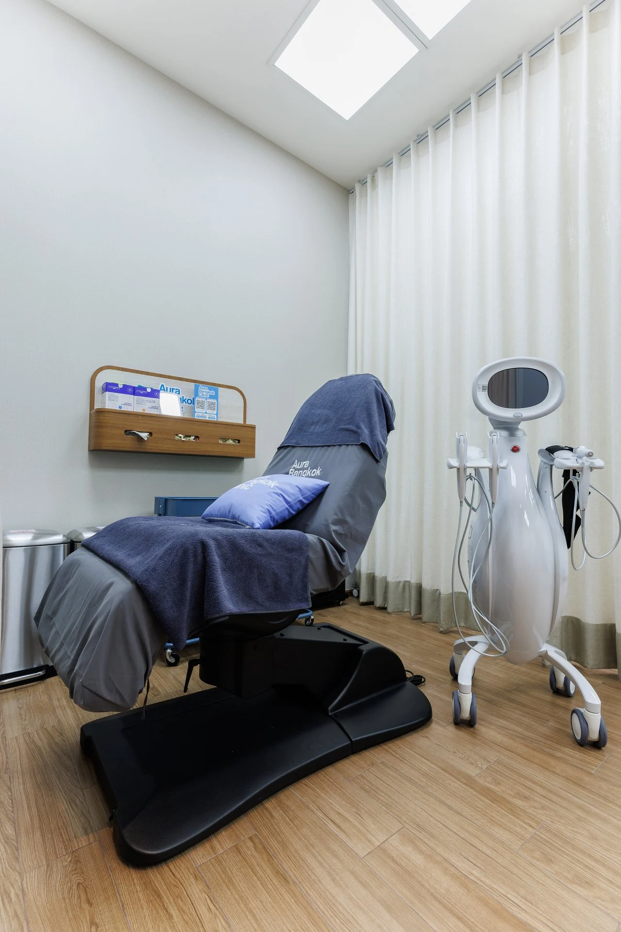 Private treatment room with treatment bed at Aura Bangkok Clinic Sathorn