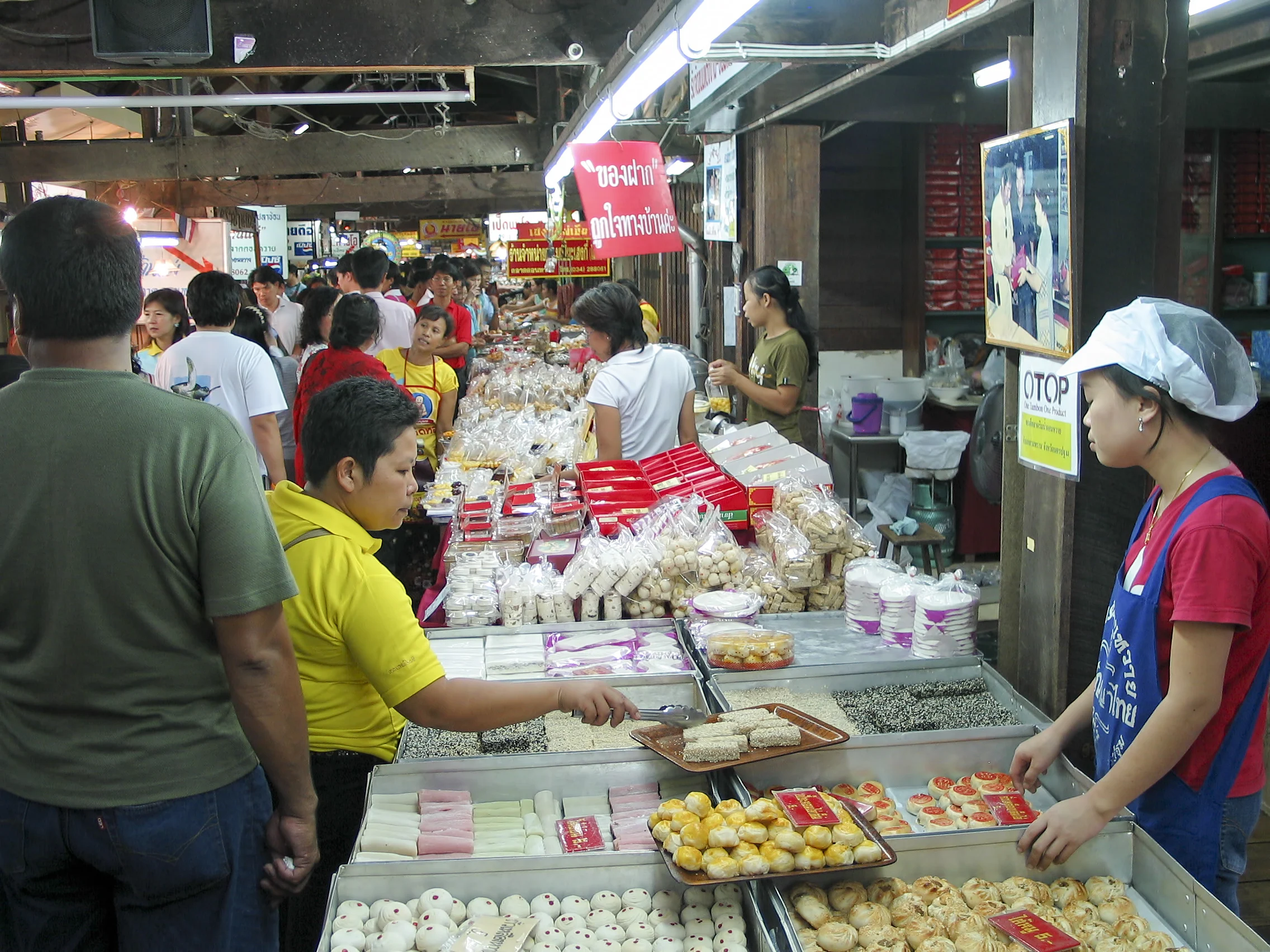 Food stalls at Don Wai riverside market, Nakhon Pathom