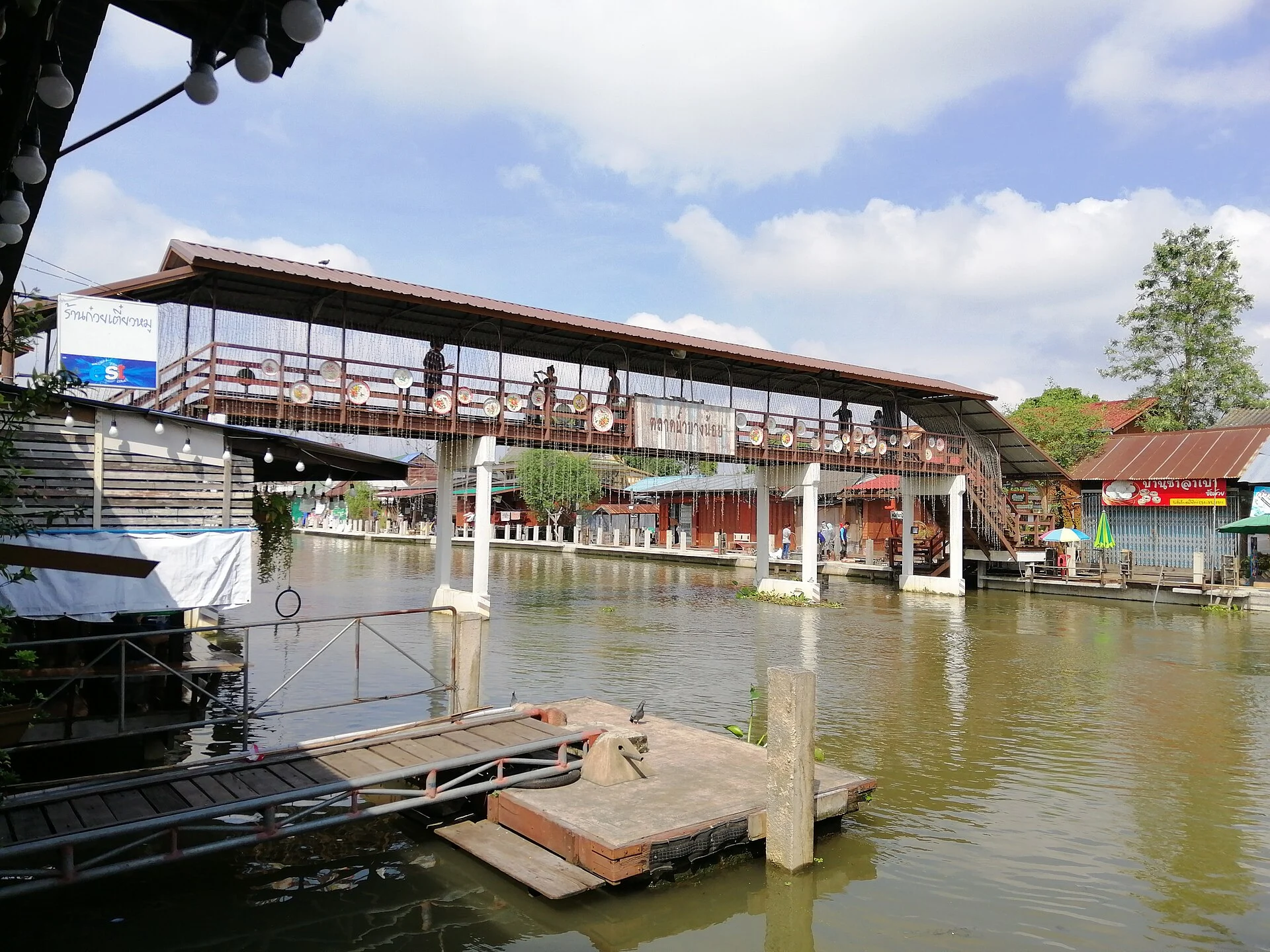 Samut Songkhram: Amphawa, Fireflies and the Market a Train Drives Through