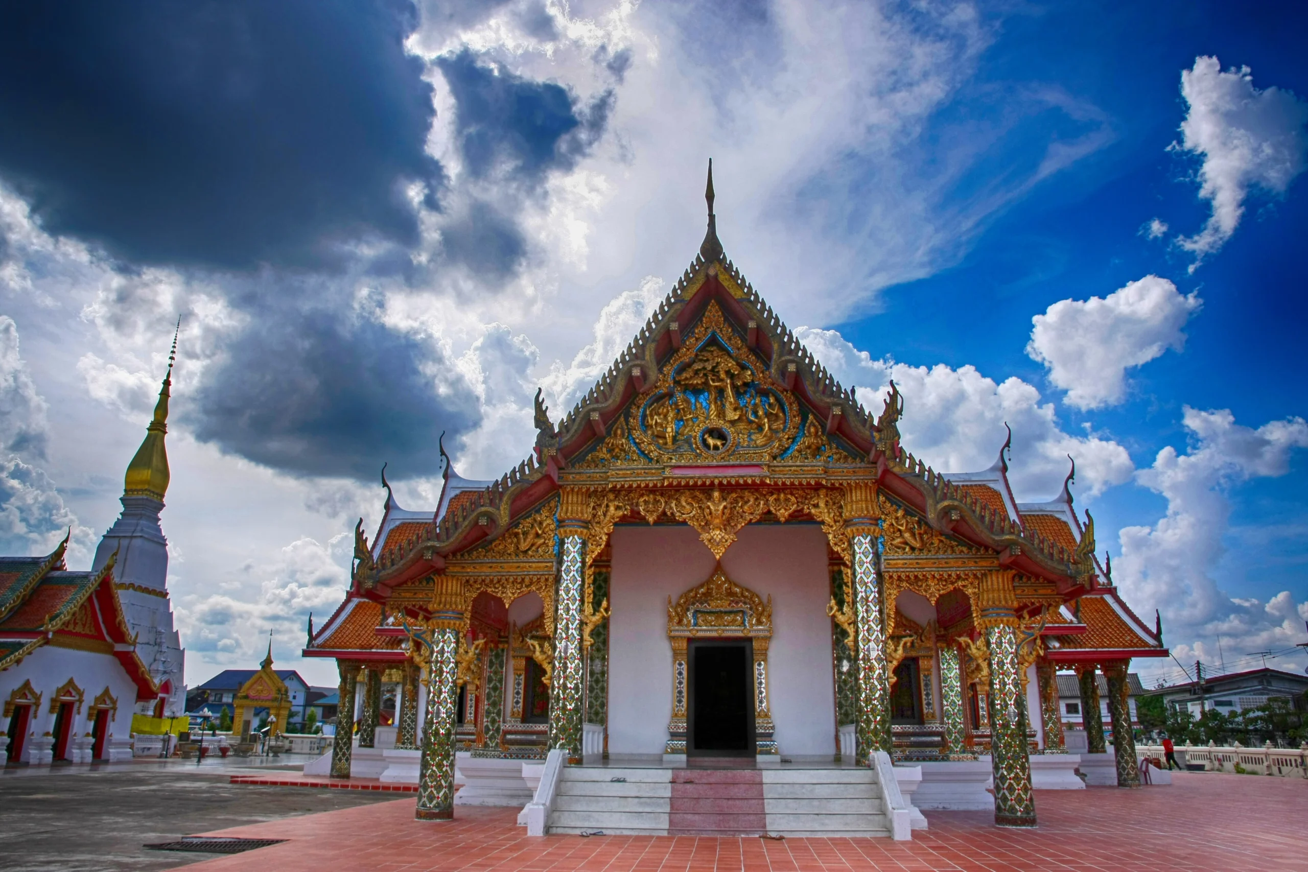 Viharn and white chedi of Wat Phra That Choeng Chum, Sakon Nakhon