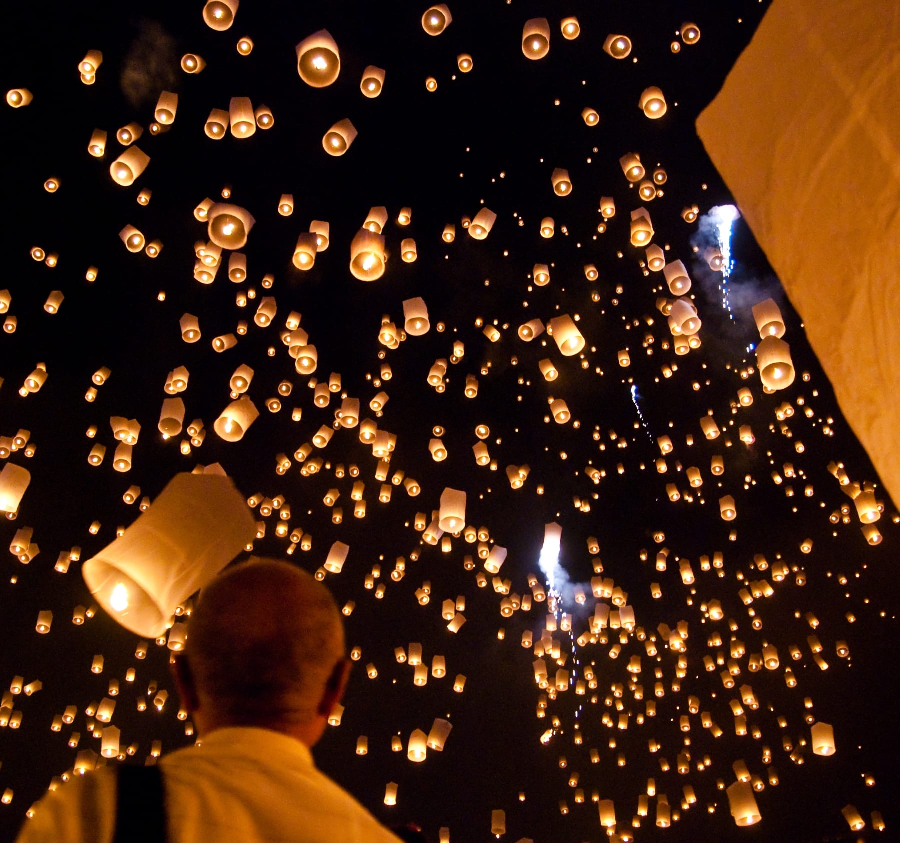 A mass khom loi release at the ticketed Yi Peng ceremony in San Sai, north of Chiang Mai