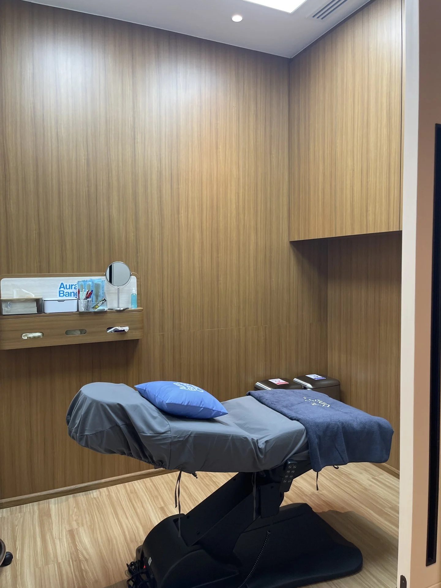 Private treatment room with treatment bed at Aura Bangkok Clinic Suvarnabhumi Airport branch