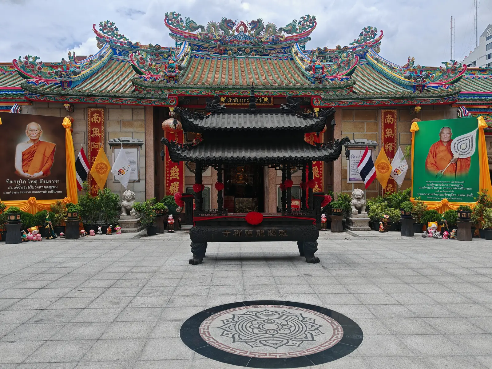 The front hall of Wat Mangkon Kamalawat on Charoen Krung Road, Bangkok, with its dragon-decorated roof