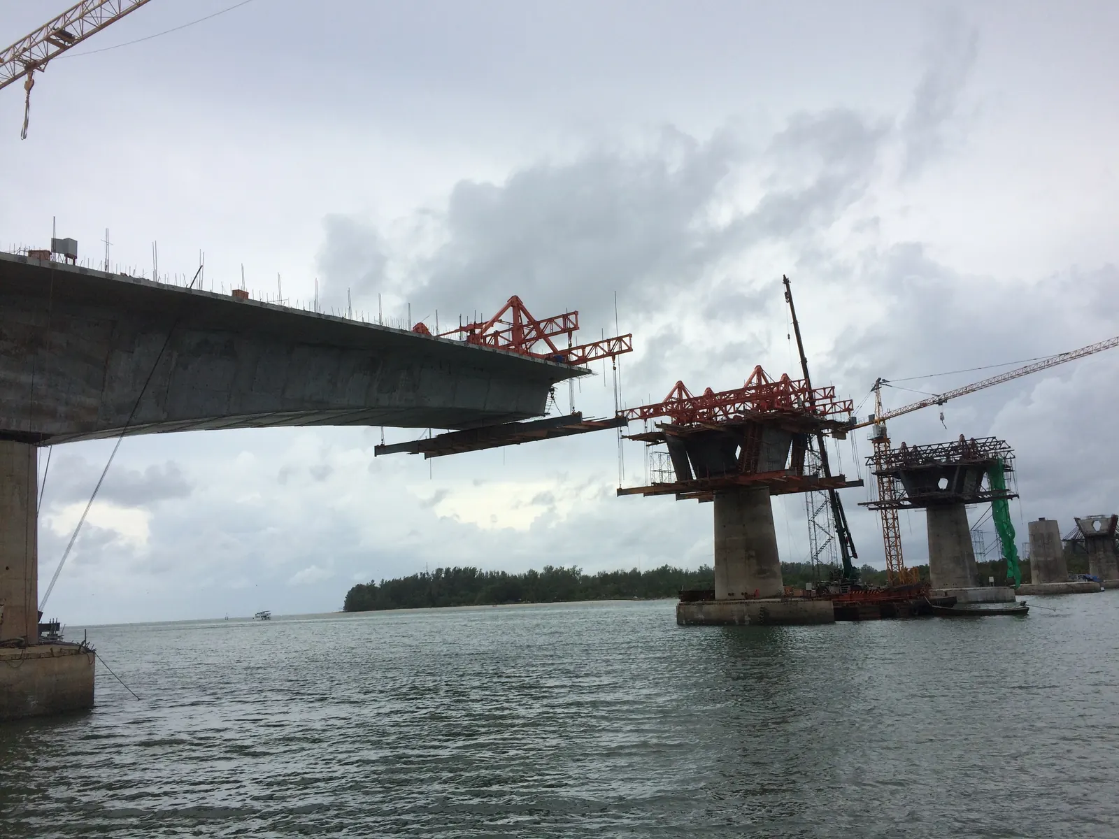 Siri Lanta bridge linking Koh Lanta Noi and Koh Lanta Yai, the road route for getting to Koh Lanta from Krabi