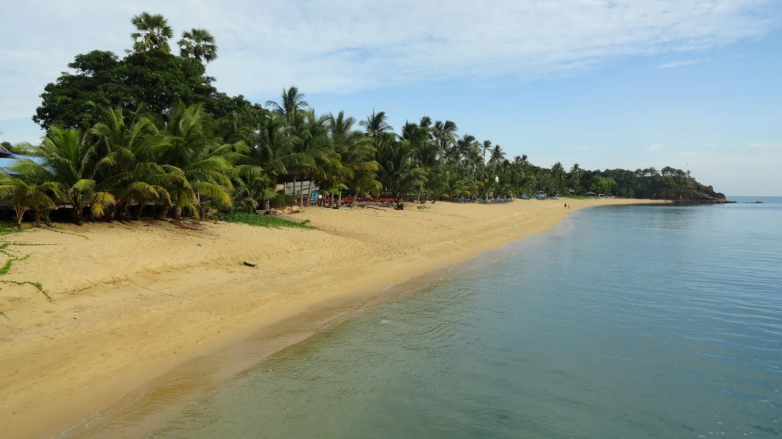 Calm, shallow water on Maenam Beach, Koh Samui, one of the island's best beaches for small children