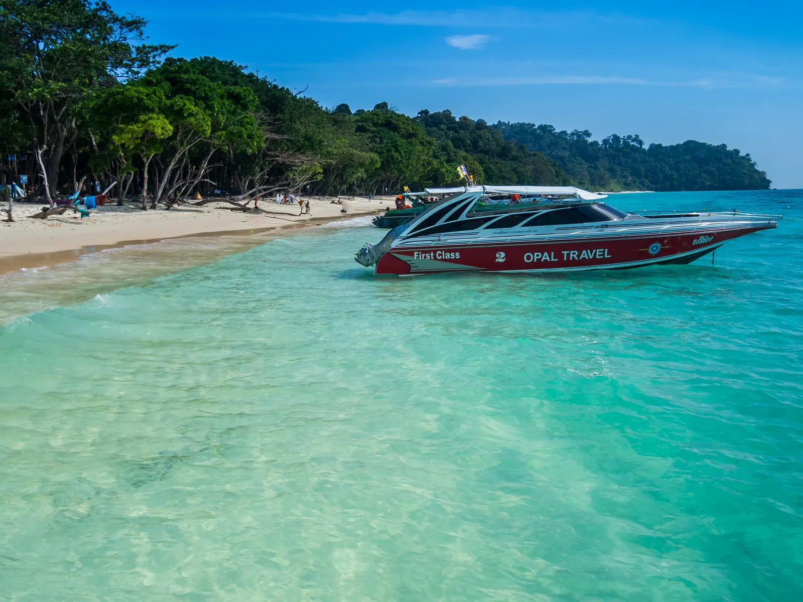 Clear water and white sand at Koh Rok, the best snorkelling day trip from Koh Lanta