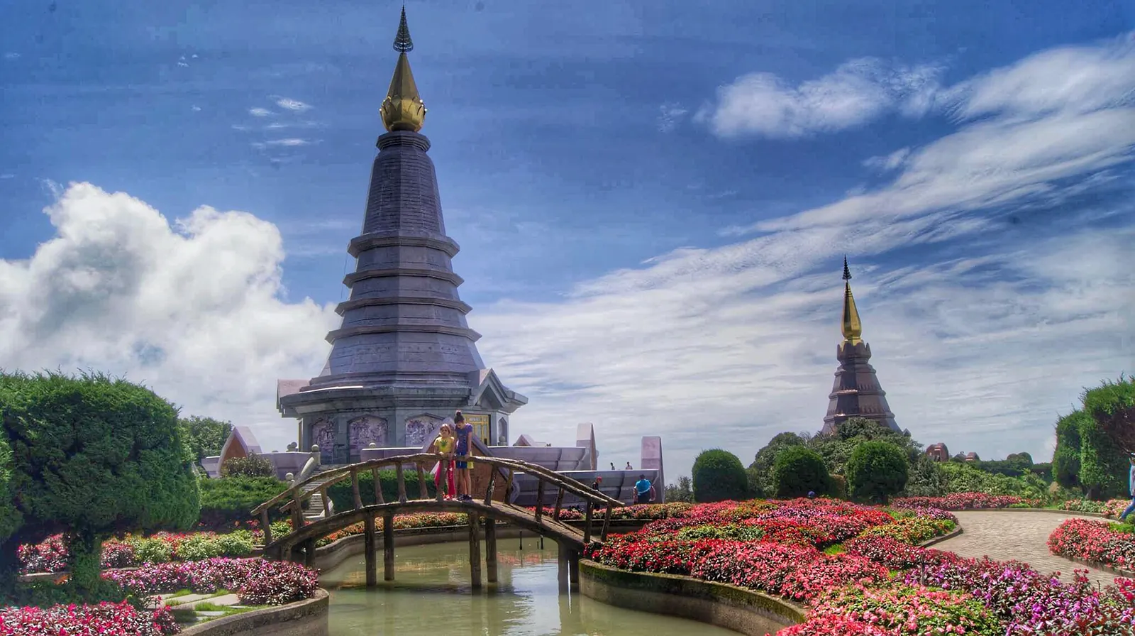 The twin chedis of Phra Mahathat Naphamethanidon and Naphaphonphumisiri on Doi Inthanon, Chiang Mai, under a clear sky